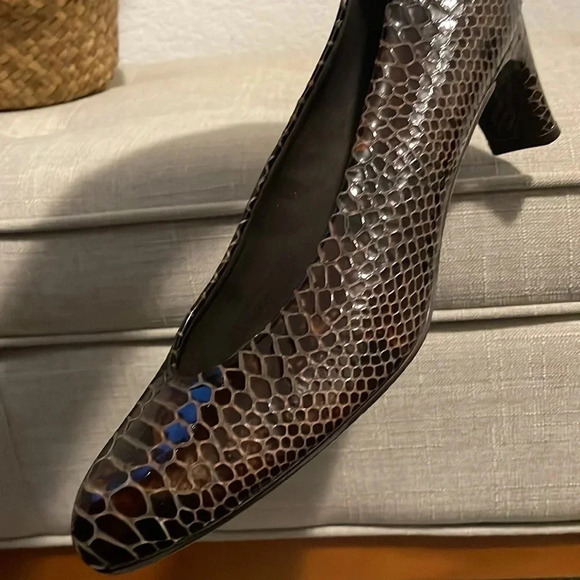 Stuart Weitzman 8.5N snake print leather heels - Picture 9 of 12